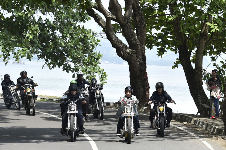 Presiden Joko Widodo mengendarai motor Chopper Royal Enfield 350 cc saat kunjungan kerja di Sukabumi, Jawa Barat.