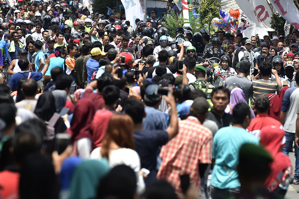 Presiden mengendara motor sejauh 30 kilometer meninjau pelaksanaan program padat karya tunai sekaligus memperkenalkan kawasan wisata Pelabuhan Ratu.