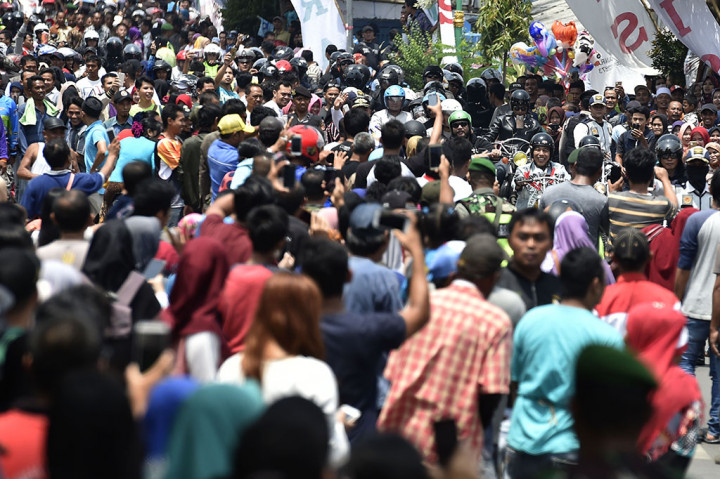 Presiden mengendara motor sejauh 30 kilometer meninjau pelaksanaan program padat karya tunai sekaligus memperkenalkan kawasan wisata Pelabuhan Ratu.