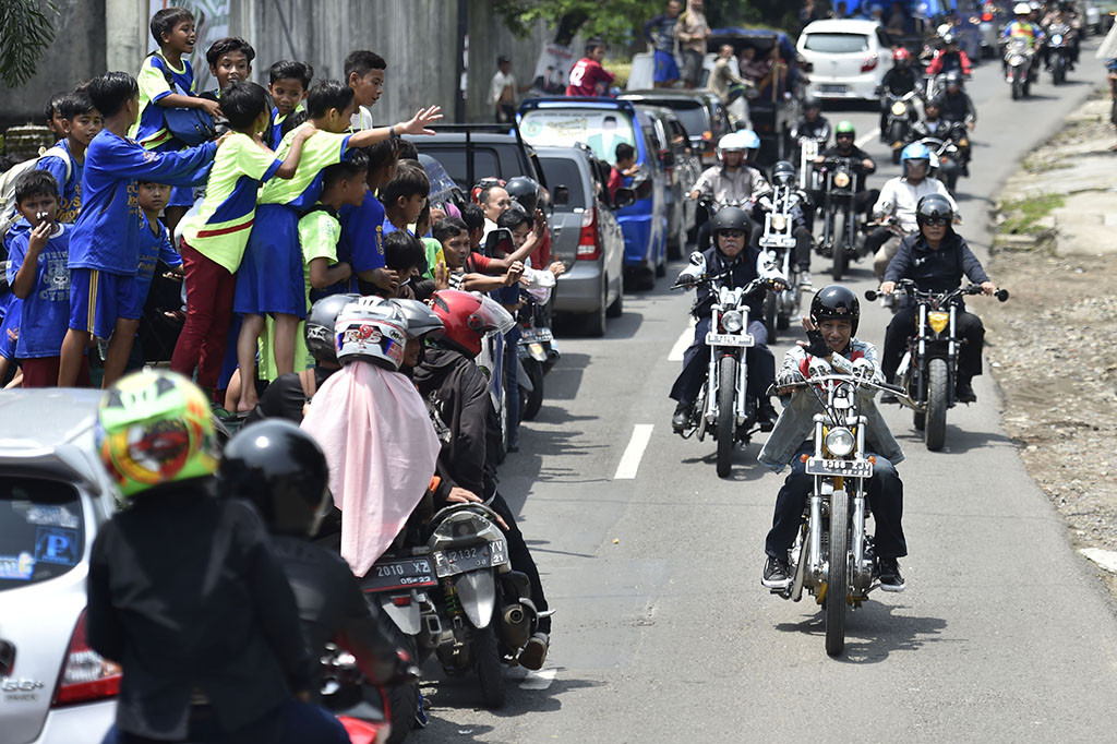 Jokowi tidak sendiri 'touring' ke Palabuhanratu. Dia ditemani sejumlah komunitas motor. Ada pula Menhub Budi Karya Sumadi dan Menteri PUPR Basuki Hadimuljono yang ikut naik motor.