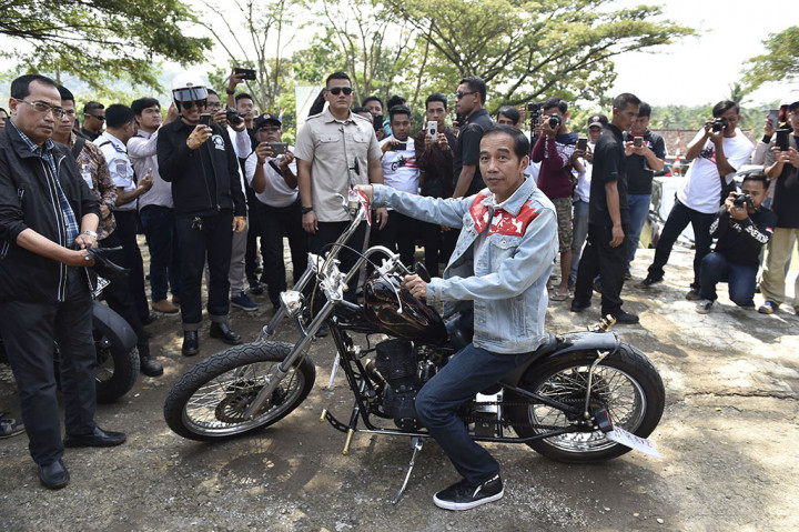 Jokowi tampil sporty dengan mengenakan jaket dan celana jins serta sepatu kets. Jaket jins Jokowi cukup mencolok karena ada gambar peta Indonesia berwarna merah dan putih di bagian depannya.