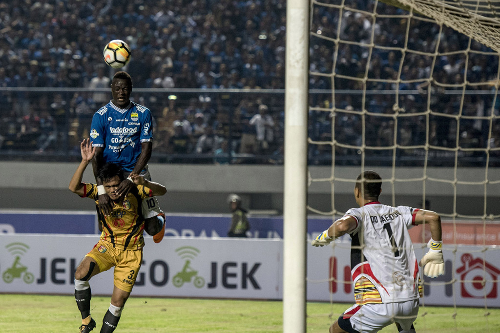 Persib Bandung berhasil mengalahkan Mitra Kukar dengan skor akhir 2-0 dalam pertandingan di Gelora Bandung Lautan Api Bandung.