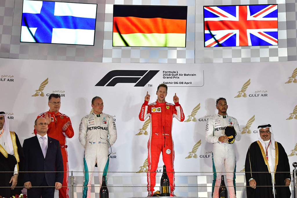 Sementara itu, podium ketiga diraih oleh rekan setim Bottas, Lewis Hamilton, yang mengakhiri balapan dengan catatan waktu lebih lambat 6,512 detik. AFP/GIUSEPPE CACACE