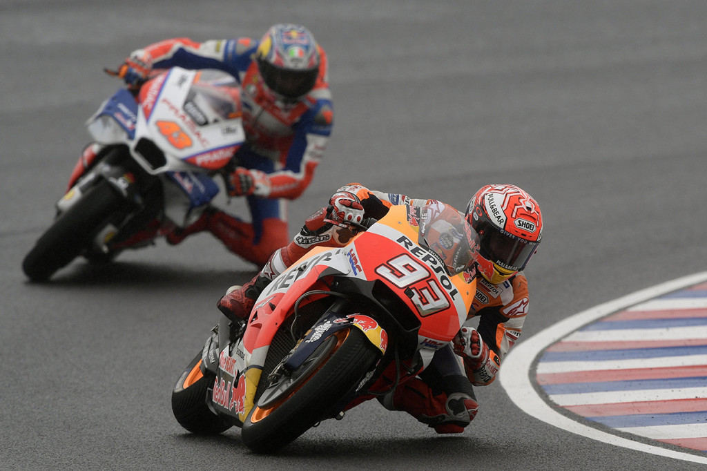 Kemenangan Crutchlow ini diwarnai insiden tabrakan antara Marc Marquez dan Valentino Rossi. Marquez tercatat mendapat dua kali penalti dalam balapan tersebut yang membuatnya gagal mendapatkan poin.
