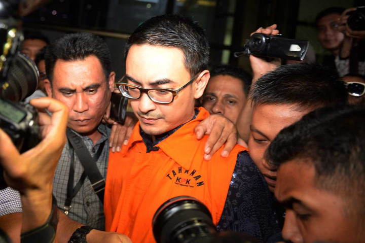 Gubernur Jambi Zumi Zola mengenakan rompi tahanan usai menjalani pemeriksaan di gedung KPK, Jakarta, Senin, 9 April 2018. ANTARA/Akbar Nugroho Gumay