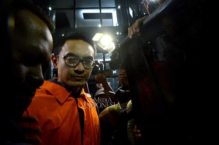 KPK resmi menahan Gubernur Jambi Zumi Zola usai diperiksa selama sekitar sembilan jam. Politisi Partai Amanat Nasional (PAN) itu ditahan 20 hari pertama di Rutan Cabang KPK di Kavling C-1 Kuningan. MI/Susanto