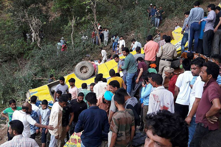 Warga bahu-membahu berusaha mengevakuasi korban kecelakaan setelah sebuah bus sekolah jatuh ke jurang di Nurpur, distrik Kangra, Himachal Pradesh, Senin, 9 April 2018 waktu setempat.