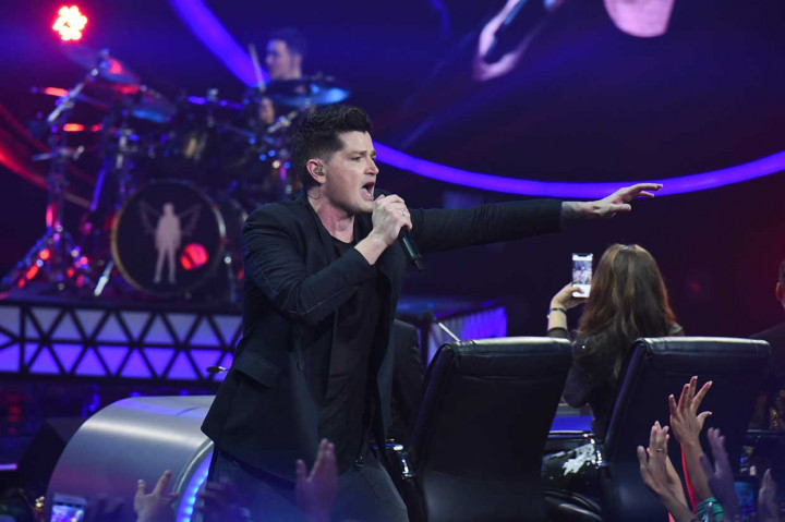 Vokalis band The Script Danny O'Donoghue unjuk kebolehan saat Road to Grand Final Indonesia Idol 2018 di Jakarta, Senin, 9 April 2018. Band Rock asal Irlandia itu menjadi bintang tamu pada ajang Indonesia Idol dengan membawakan lagu-lagu hits mereka seperti 'Superheroes', 'Breakeven', dan 'The Man Who Can't Be Move'. 