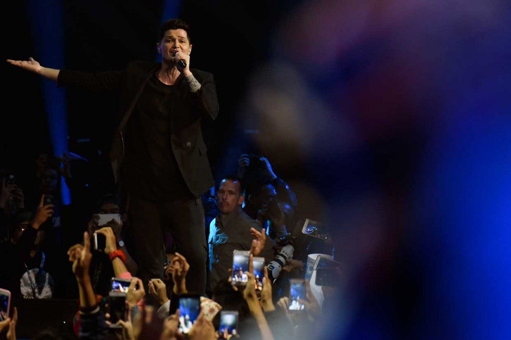 Di sela-sela penampilannya Danny tak jarang menyapa para penonton. Beberapa kali penonton dibuat histeris saat Danny memberikan tangannya untuk dijabat.