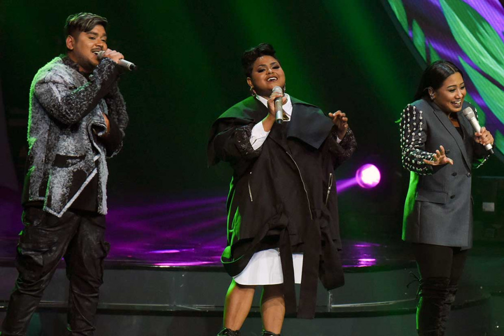 Kembali ke ajang Indonesian Idol. Maria dan Abdul lolos ke babak Grand Final sementara Joan harus terhenti langkahnya di tiga besar.