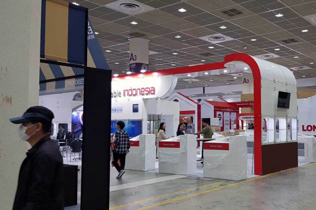 Capaian Indonesia di pameran kopi ini secara tidak langsung juga dipengaruhi lokasi paviliun yang strategis. Paviliun Indonesia berada di Hall A dan hanya berjarak 100 meter dari pintu masuk utama pameran. Demikian halnya dengan konstruksi paviliun yang  cukup megah dengan menampilkan gambar  peta Indonesia dari biji kopi dengan tulisan kopi dari masing-masing daerah yaitu 'Aceh Gayo Coffee', 'Luwak Coffee', 'Java Robusta Coffee', 'Kintamani Coffee', 'Sulawesi Coffee', bahkan 'Papua Coffee' dengan tagline 'Home of The Finest Coffee'.  