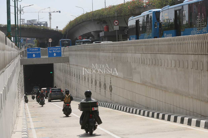 Kendaraan dari Jalan Matraman Dalam/Jalan Tambak menuju Jalan Pramuka masuk ke underpass Matraman. Arus lalu lintas terlihat lancar. MI/Ramdani