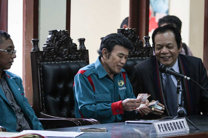 Ketua Umum Partai Islam Damai Aman (Idaman) Rhoma Irama (tengah) mengumpulkan uang untuk membayar biaya perkara saat sidang pembacaan putusan di Pengadilan Tata Usaha Negara (PTUN), Jakarta, Selasa, 10 April 2018.