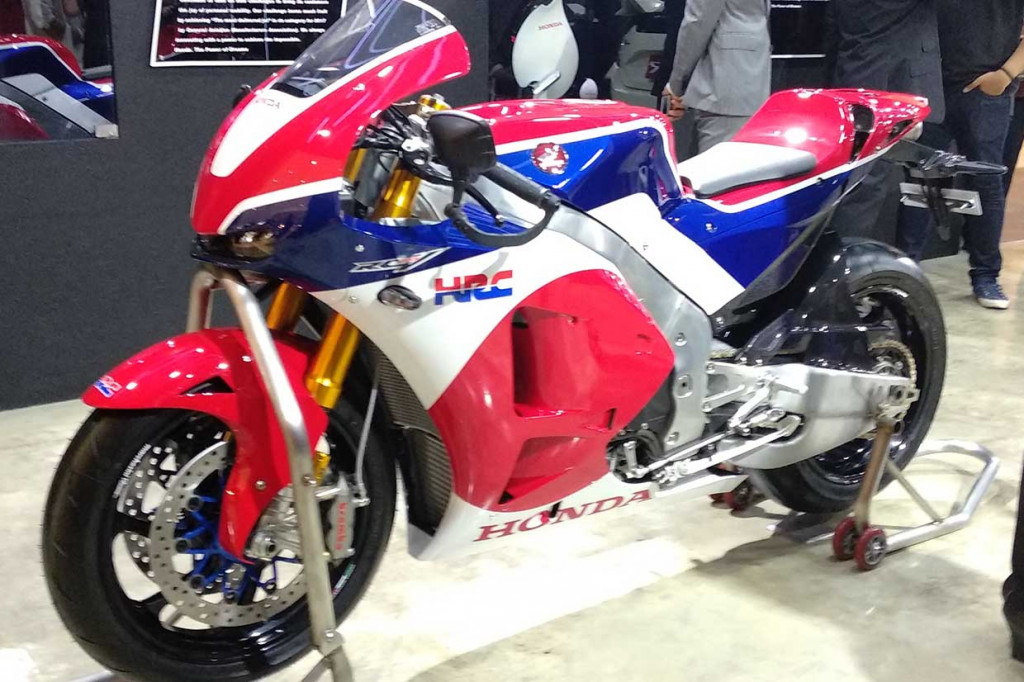 Kemudian Honda Civix Type R generasi ke-10, Honda RC213V-S versi jalanan tunggangan pembalap Repsol Honda di MotoGP. Harga masing-masing barang yang dipajang tersebut diperkirakan mencapai miliaran rupiah.