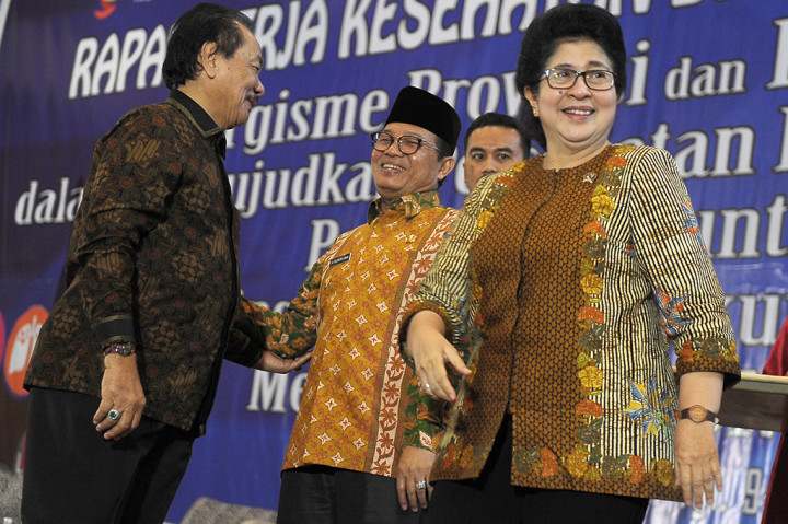 Menkes Nila F Moeloek (kanan), Wagub Jambi Fachrori Umar (tengah) dan Anggota Komisi IX DPR Zulfikar Achmad (kiri) saat menghadiri Rapat Kerja Kesehatan Daerah Provinsi Jambi (Rakerkesda) Tahun 2018 di Jambi. ANTARA/Wahdi Septiawan