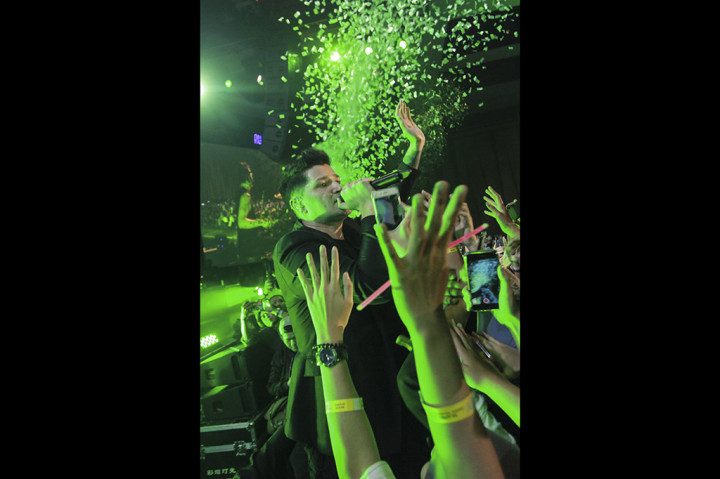 Vokalis grup band asal Irlandia The Script, Danny O'Donoghue, beraksi pada konser bertajuk