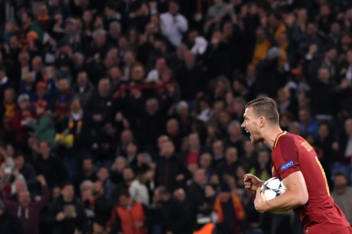 AS Roma tampil percaya diri ketika menjamu Barcelona. Tim Serigala ibu kota pun berhasil unggul cepat melalui bola hasil sepakan Edin Dzeko pada menit keenam.