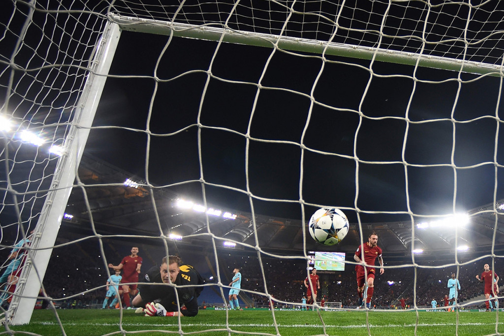 Memasuki babak kedua, publik tuan rumah kembali bersorak tepatnya pada menit ke-58. AS Roma mendapat hadiah penalti kerena Dzeko dilanggar di kotak terlarang. Daniele De Rossi pun maju sebagai eksekutor dan sukses menjalankan tugasnya.