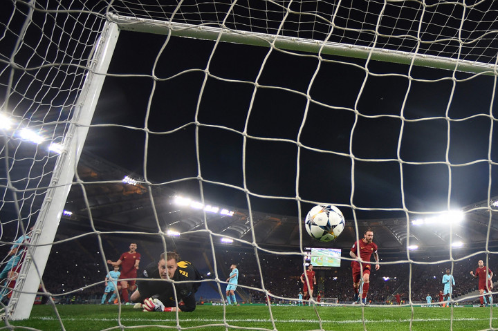 Memasuki babak kedua, publik tuan rumah kembali bersorak tepatnya pada menit ke-58. AS Roma mendapat hadiah penalti kerena Dzeko dilanggar di kotak terlarang. Daniele De Rossi pun maju sebagai eksekutor dan sukses menjalankan tugasnya.