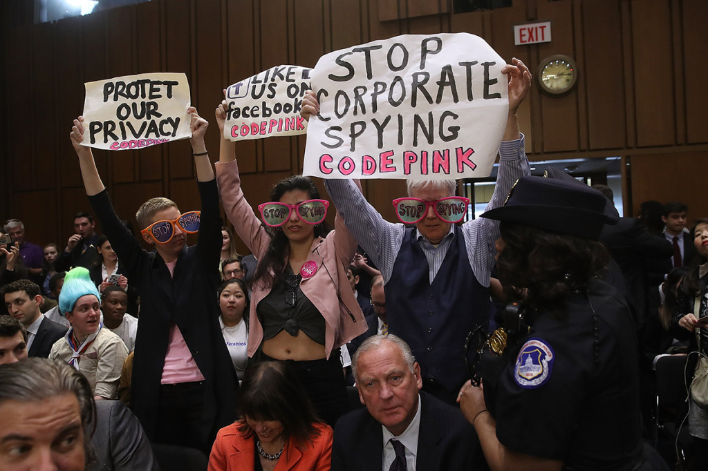 Demonstran menghadiri sidang CEO facebook Mark Zuckerberg di Senat AS, Capitol Hill.