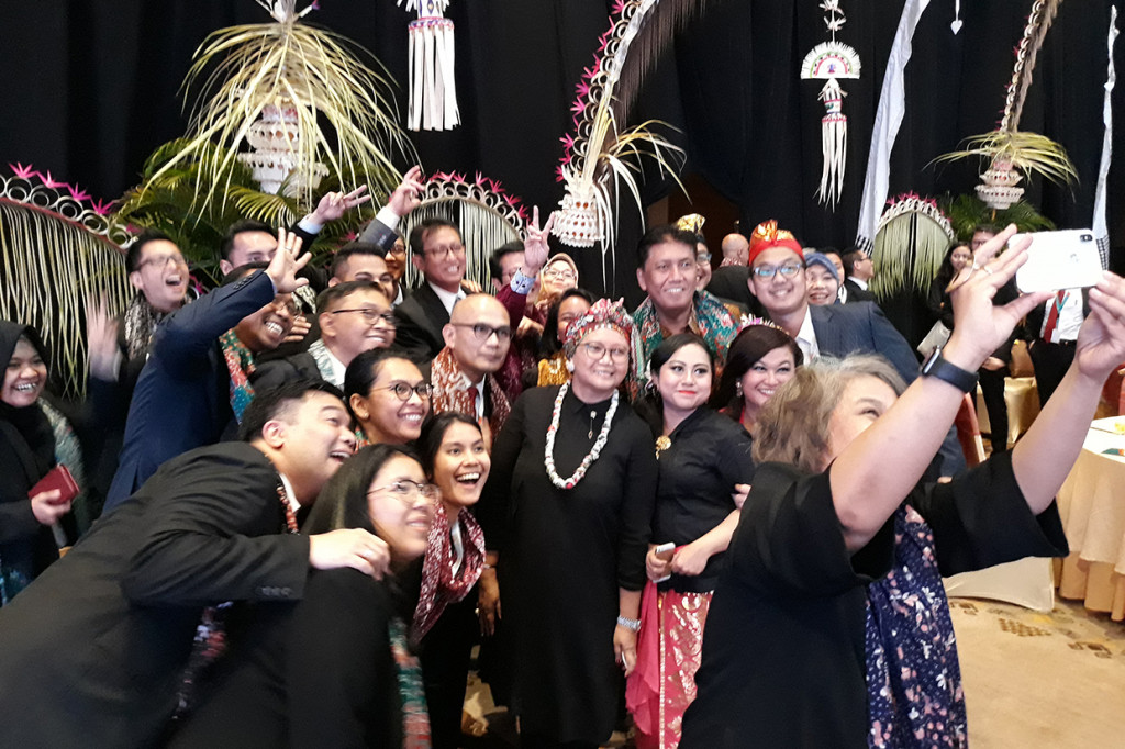 Para delegasi negara-negara Afrika berbaur bersama dengan Menteri Luar Negeri Retno Marsudi, berdansa di depan panggung Cultural Night Indonesia Africa Forum 2018.