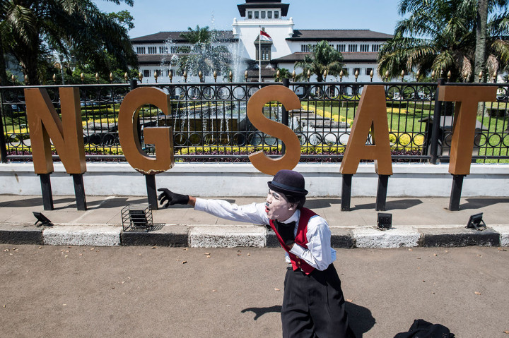 Seorang seniman melakukan aksi simpatik pantomim di depan Gedung Sate, Bandung, Jawa Barat, Rabu, 11 April 2018. 