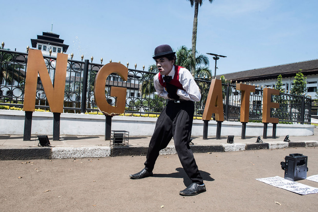 Aksi tersebut sebagai bentuk keprihatinan terhadap 45 orang korban tewas akibat menenggak minuman keras oplosan.