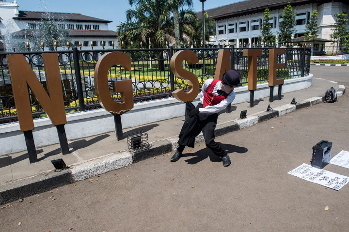 Seniman juga mengajak masyarakat untuk tidak mengonsumsi miras oplosan.