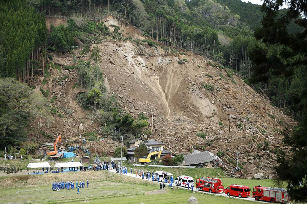 Tanah longsor melanda wilayah Nakatsu, Prefektur Oita, Rabu, 11 April 2018 pagi waktu setempat. 
