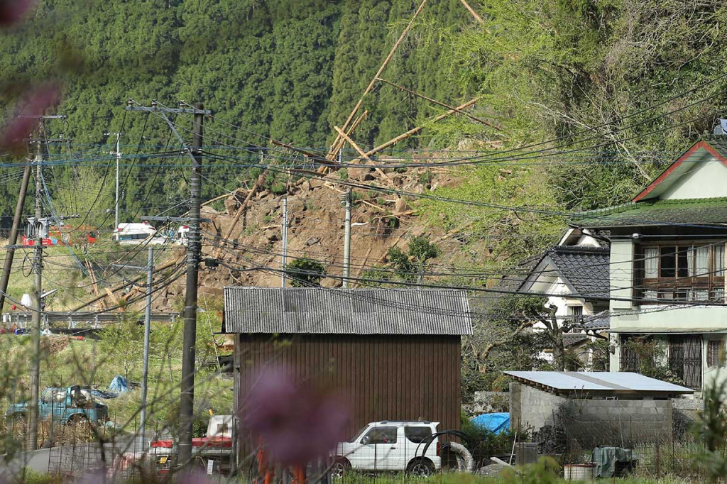 Sedikitnya satu orang tewas dan beberapa lainnya belum ditemukan setelah tanah longsor menimbun beberapa rumah di wilayah Jepang bagian selatan tersebut.