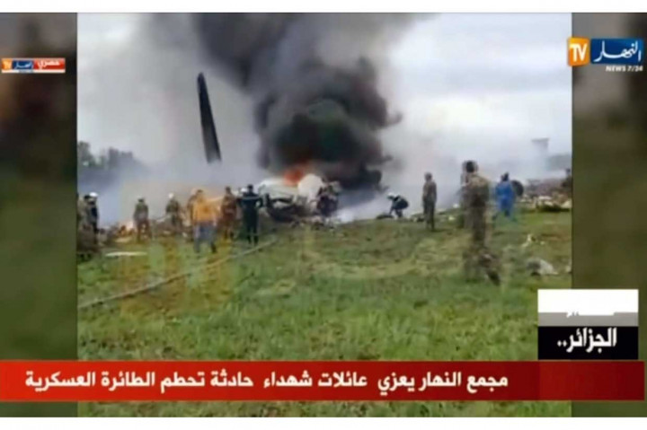Asap hitam membubung ke angkasa paskajatuhnya pesawa militer Aljazair di dekat pangkalan udara Boufarik, tempat pesawat tersebut lepas landas, Rabu, 11 April 2018.
