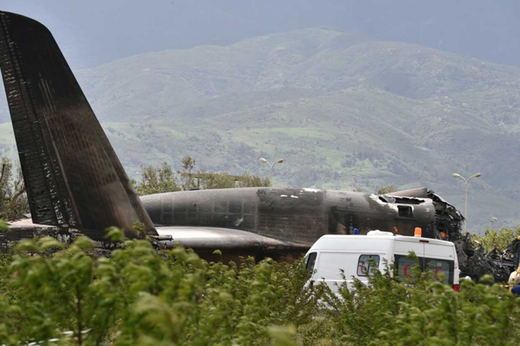 Petugas tengah menyelidiki penyebab kecelakaan tersebut.