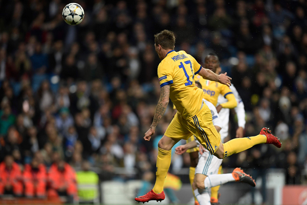 Juventus tampil percaya diri ketika menjamu Barcelona. Si Nyonya Besar pun berhasil unggul cepat melalui bola hasil tandukkan Mario Mandzukic pada menit kedua. AFP/OSCAR DEL POZO