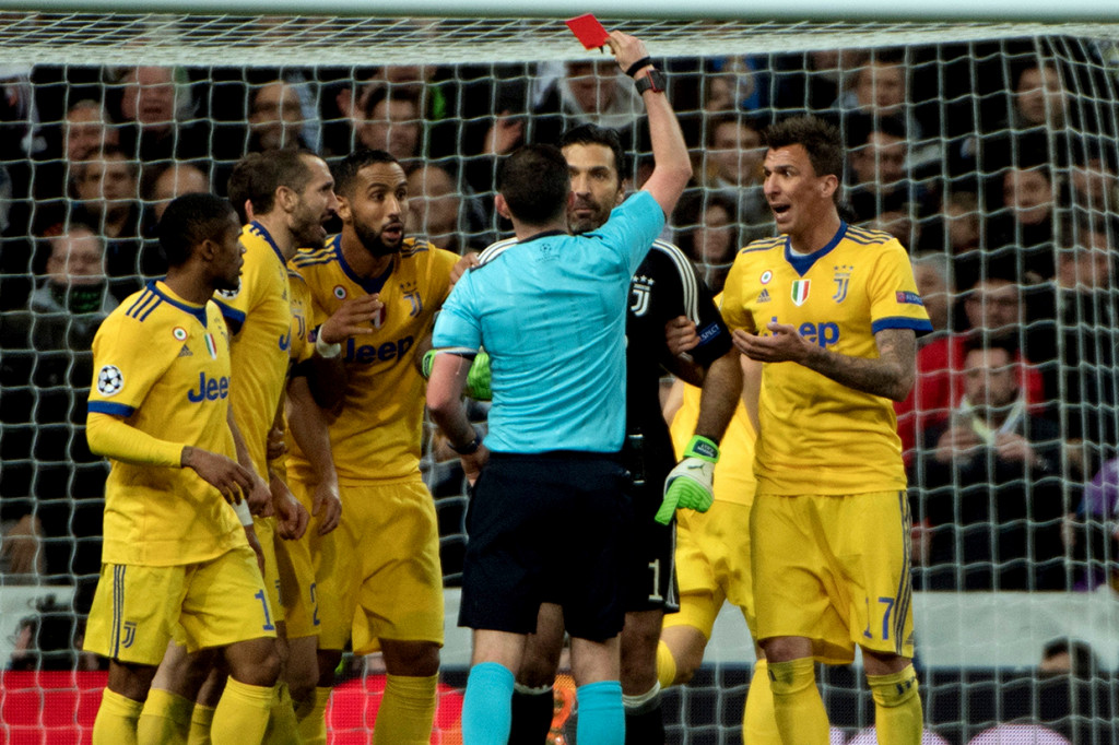 Wasit menunjuk titik putih karena Medhi Benatia melanggar Lucas Vazquez di kotak terlarang. Gianuligi Buffon pun melakukan protes keras. Namun, langkah itu justru berakhir pahit karena sang kapten mendapat kartu merah karena mengintimidasi pengadil lapangan. AFP/CURTO DE LA TORRE