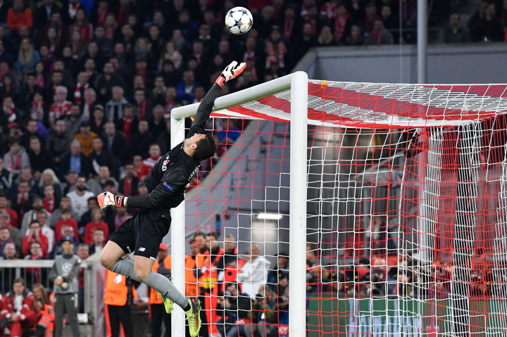 Tandukan Robert Lewandowski di menit ketujuh memaksa kiper Sevilla, David Soria, jatuh bangun untuk menggagalkannya. AFP/JOHN MACDOUGALL
