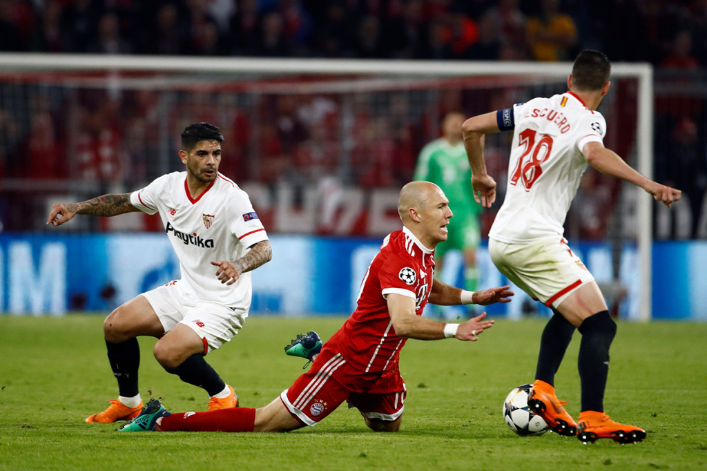 Sevilla yang berupaya untuk mencetak gol tandang juga mendapatkan peluang melalui Sergio Escudero. Namun, tembakan bek kiri Sevilla itu masih belum menemui sasaran. AFP/ODD ANDERSEN 