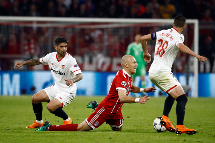Sevilla yang berupaya untuk mencetak gol tandang juga mendapatkan peluang melalui Sergio Escudero. Namun, tembakan bek kiri Sevilla itu masih belum menemui sasaran. AFP/ODD ANDERSEN 