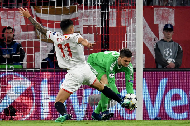 Di babak kedua, Sevilla hampir saja unggul di kandang Bayern Munchen. Sayangnya, serangan Joaquin Correa hanya menerpa mistar gawang Sven Ulreich pada menit ke-59. AFP/SVEN HOPPE
