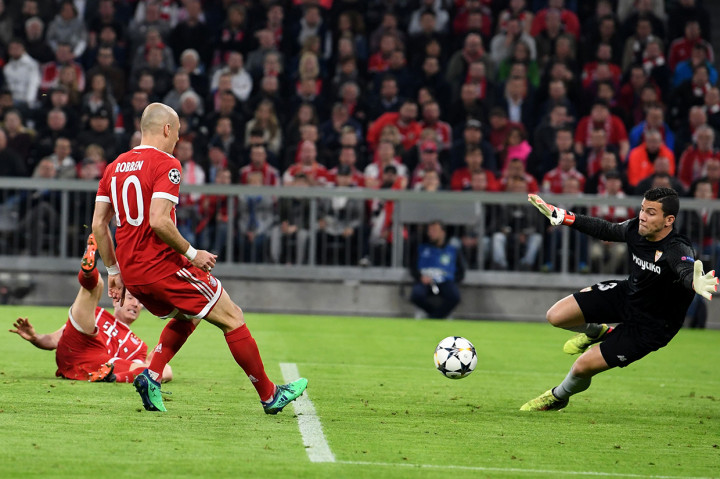 Bayern Munchen yang tersentak dengan kejutan yang dibuat Sevilla coba kembali mengendalikan permainan. AFP/SVEN HOPPE