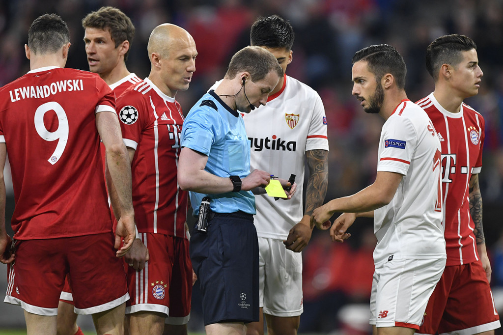 Sevilla harus bermain dengan 10 pemain di menit-menit akhir setelah wasit mengusir Correa yang sebelumnya melanggar keras Javier Martinez. Skor 0-0 bertahan hingga laga usai. AFP/JOHN MACDOUGALL