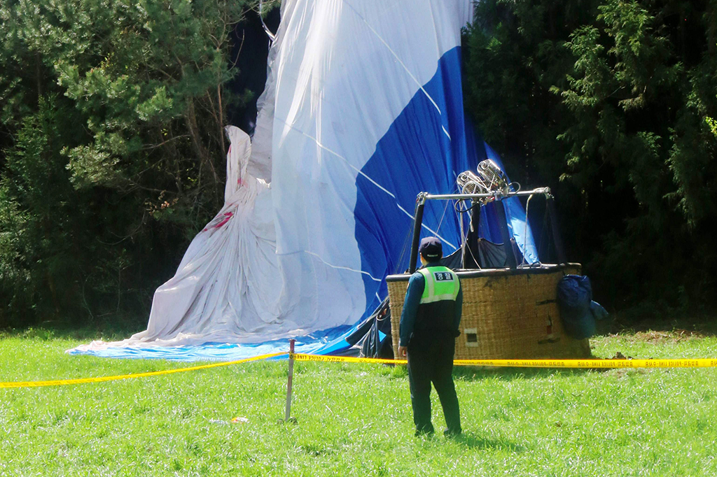 Sebuah balon udara yang membawa turis jatuh di Pulau Jeju, tujuan wisata terkenal di Korea Selatan (Korsel). Satu orang tewas dan 12 orang lainnya luka-luka dalam insiden ini. 