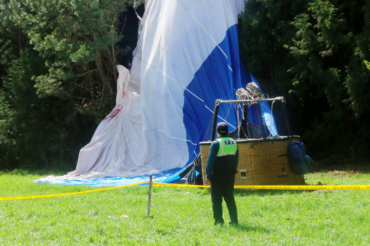 Sebuah balon udara yang membawa turis jatuh di Pulau Jeju, tujuan wisata terkenal di Korea Selatan (Korsel). Satu orang tewas dan 12 orang lainnya luka-luka dalam insiden ini. 