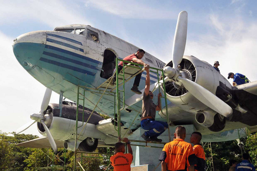 Pemugaran replika Pesawat RI 001 sumbangan rakyat Aceh itu untuk memperbaiki bagian badan pesawat yang mulai rusak.