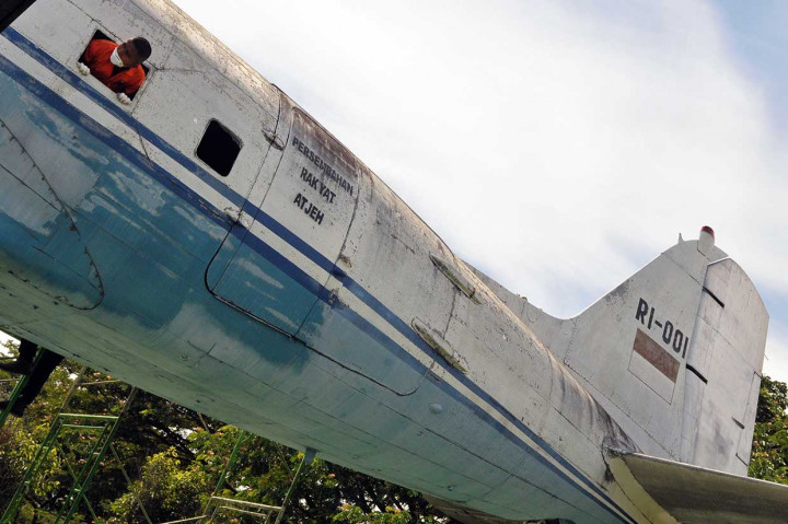 Pesawat jenis Dakota dengan nomor sayap RI-001 yang diberi nama Seulawah ini dibeli dari uang sumbangan rakyat Aceh dan juga merupakan cikal bakal berdirinya perusahaan penerbangan niaga pertama Indonesian Airways.