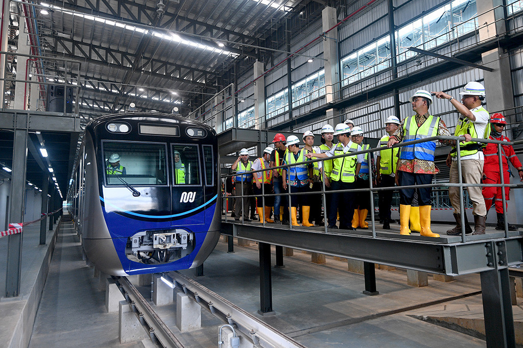 Gubernur DKI Jakarta Anies Baswedan didampingi Direktur Utama PT MRT Jakarta William Sabandar saat meninjau 12 gerbong kereta MRT yang sudah tiba di Jakarta.