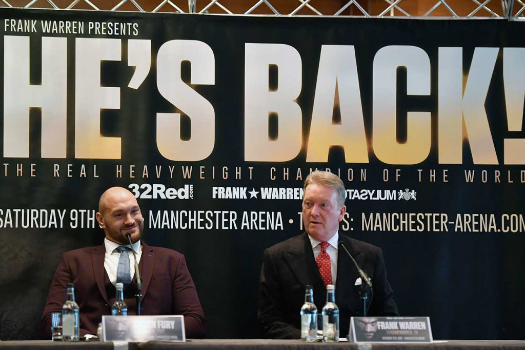 Promotor Frank Warren (kanan) bersama petinju Tyson Fury menggelar konferensi pers terkait comeback mantan juara dunia tinju kelas berat tersebut, di London, Kamis, 12 April 2018. Warren menyatakan Fury akan naik ring lagi pada Juni mendatang di Manchester.