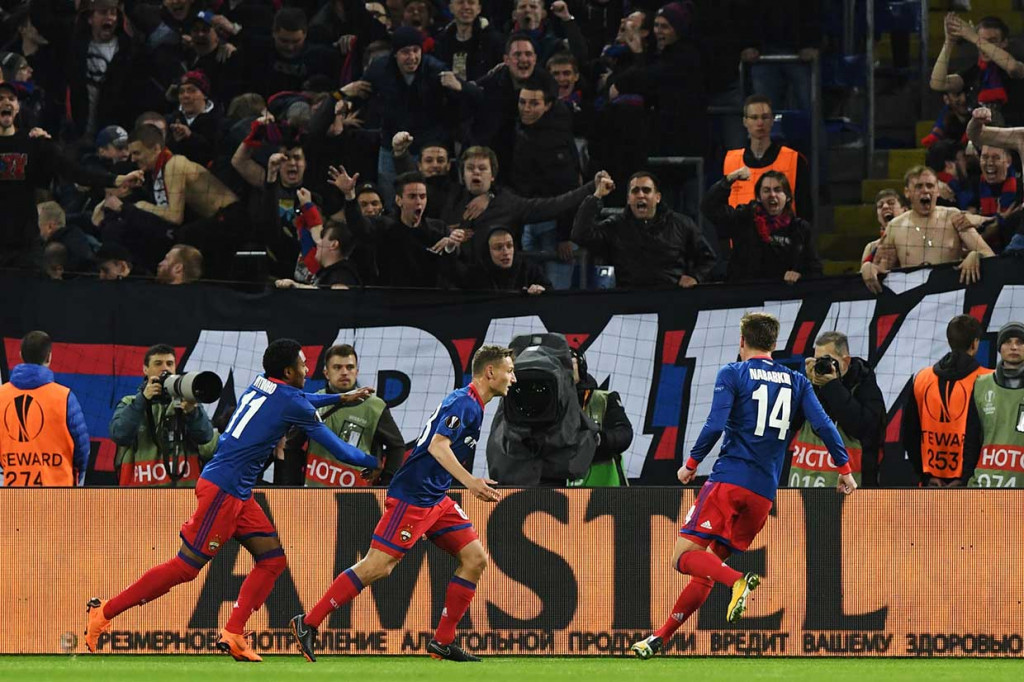 Chalov melakukan selebrasi bersama rekan-rekan setimnya.