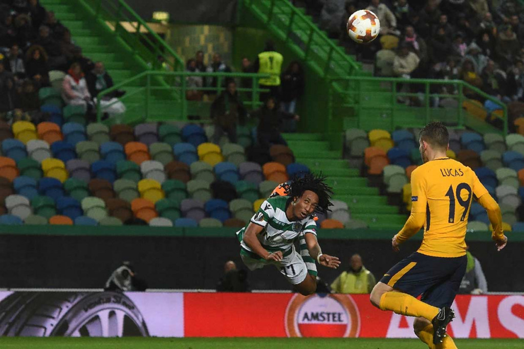 Tuan rumah berupaya menambah perbendaharaan gol. Namun tandukan Gelson Martins belum menemui sasaran.