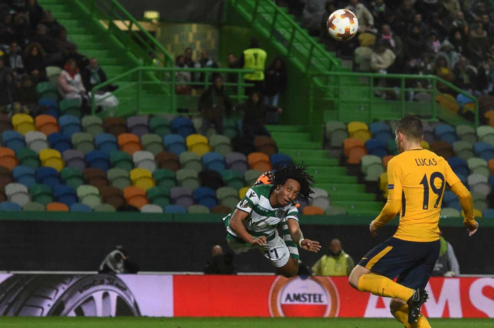 Tuan rumah berupaya menambah perbendaharaan gol. Namun tandukan Gelson Martins belum menemui sasaran.