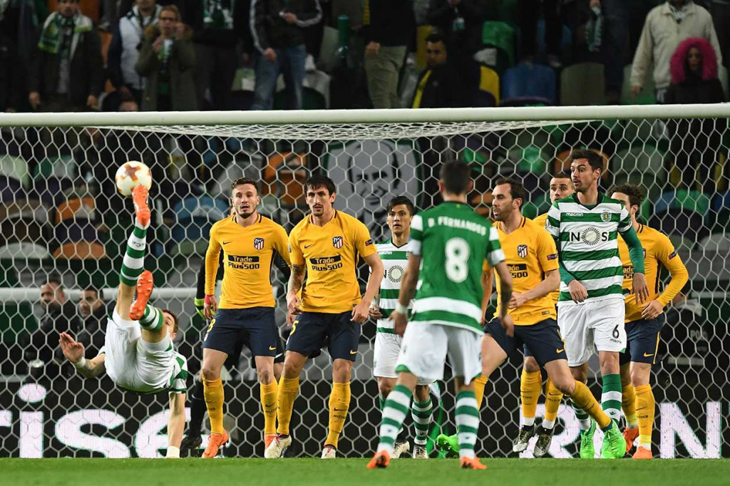 Begitu juga tendangan salto Sebastian Coates masih gagal menembus gawang Oblak.